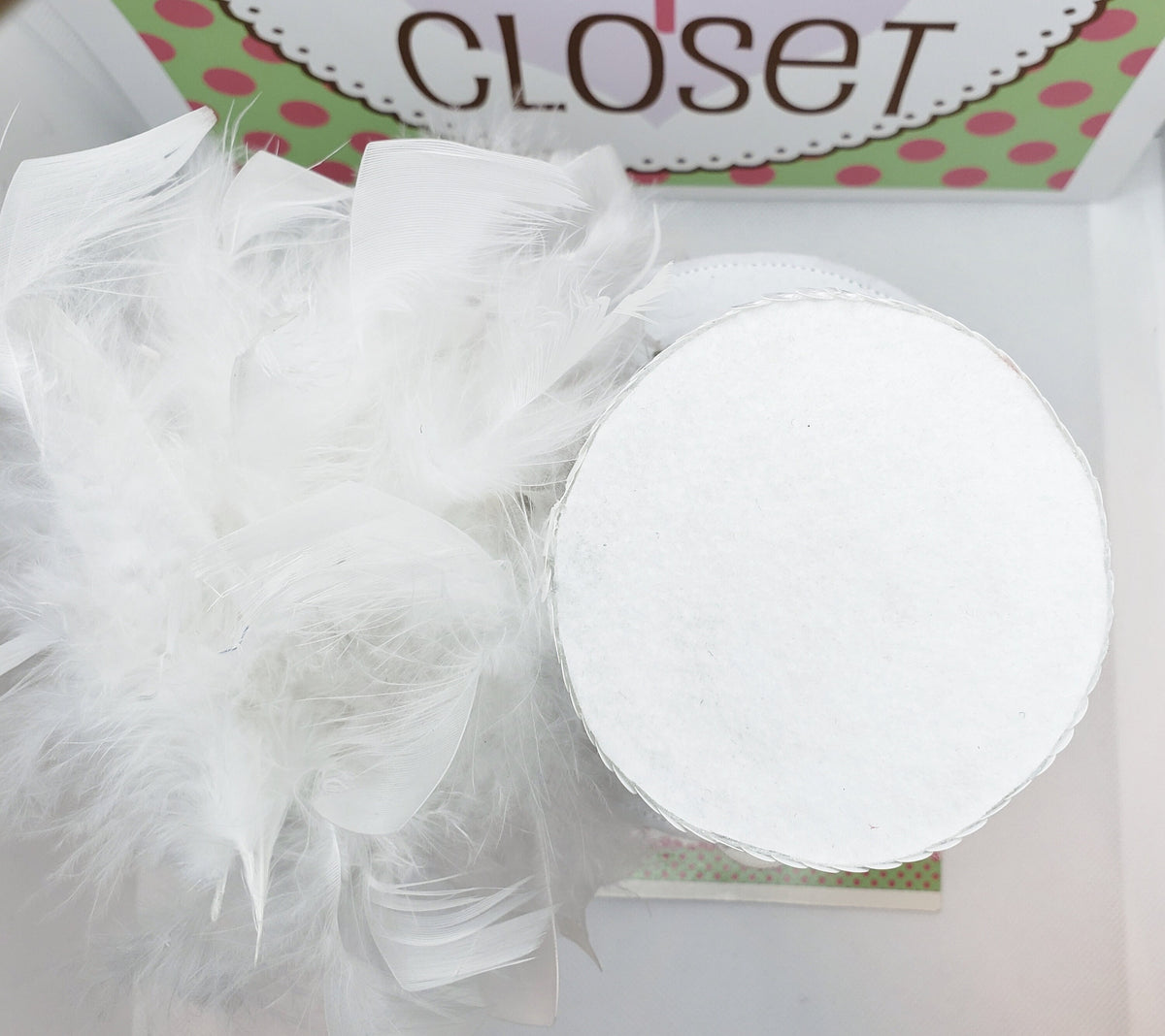 White Rose Mini Top Hat – Feathered Derby Fascinator for Women, Elegant Bridal Hair Accessory