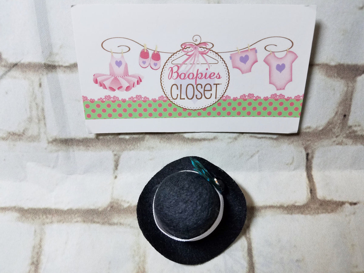 Mini Top Hat Barrette – Black Felt Hair Accessory with Feather Detail, Classic Costume Hair Clip